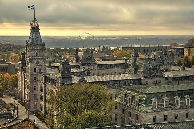 Parlement du Québec, au Canada, sous un ciel nuageux.